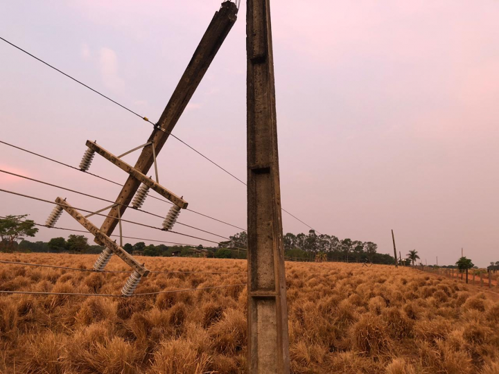 Poste de metal com gramado ao fundo

Descrição gerada automaticamente com confiança média