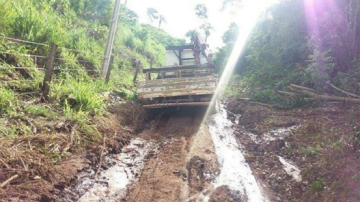 Montanha de terra com árvores ao fundo

Descrição gerada automaticamente com confiança baixa