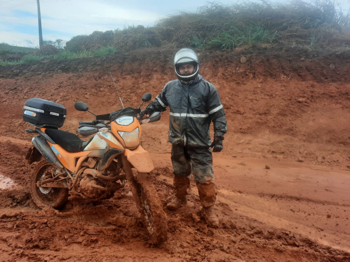 Homem de moto em estrada de terra

Descrição gerada automaticamente