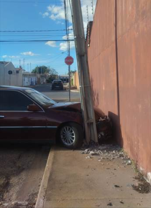 Carro parado na rua

Descrição gerada automaticamente